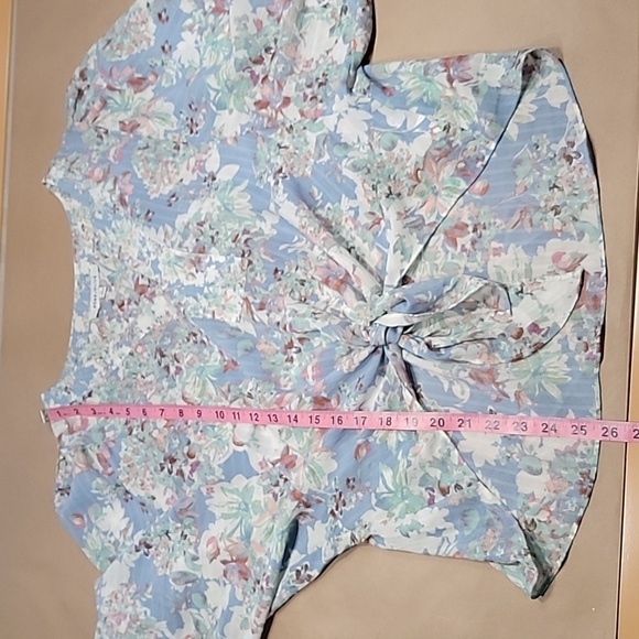 Rose + Olive Size M Muted Blue, Pink, Burgundy & White Floral Tie Front Blouse - Picture 6 of 11